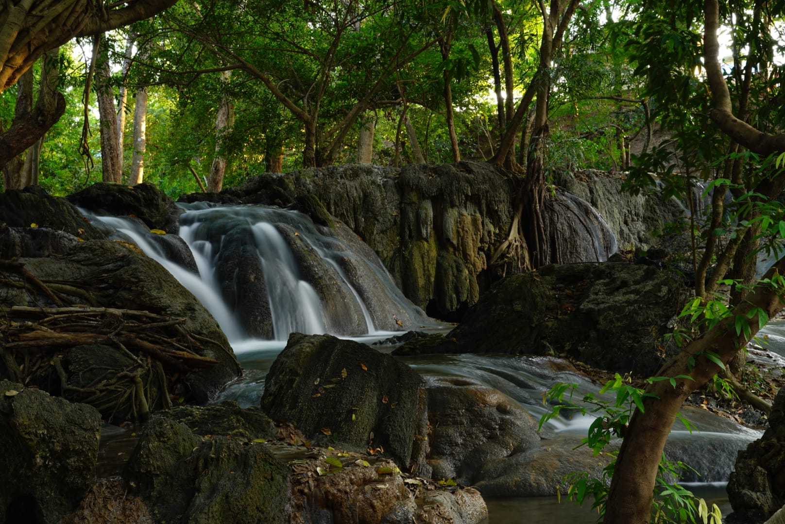 TAMRON PERSPECTIVE : WUNG KAN LEUANG WATERFALL น้ำตกเดินง่ายถ่ายสบาย TAMRON PERSPECTIVE : WUNG KAN LEUANG WATERFALL น้ำตกเดินง่ายถ่ายสบาย